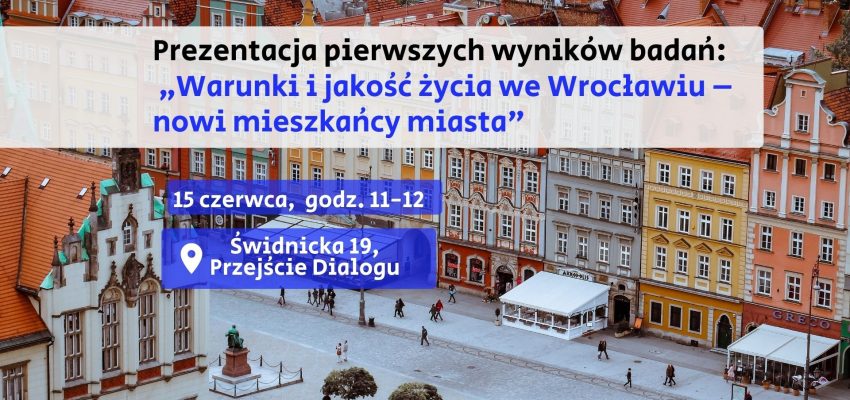 Grafika przedstawia zdjęcie wrocławskiego Rynku z lotu ptaka - widoczne są pierzeje kamienic oraz tarasy restauracji. Na zdjęciu ułożona jest grafika z tytułem badania oraz czas i miejsce wydarzenia.