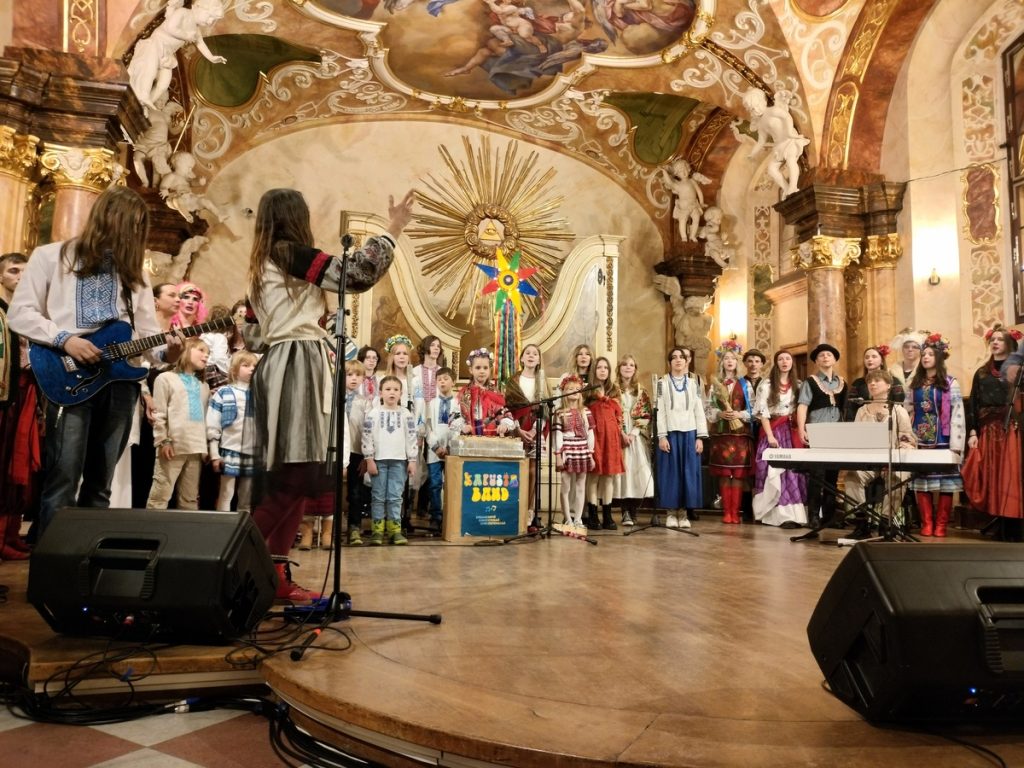 Na zdjęciu widać zespół muzyczny składający się z dzieci. Dzieci ubrane są w tradycyjne ukraińskie stroje.