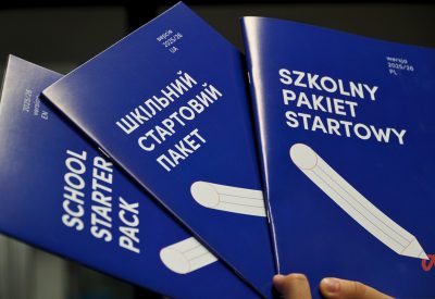 Zdjęcie przedstawia trzy egzemplarze jednej publikacji w trzech językach, które ułożone są w wachlarz