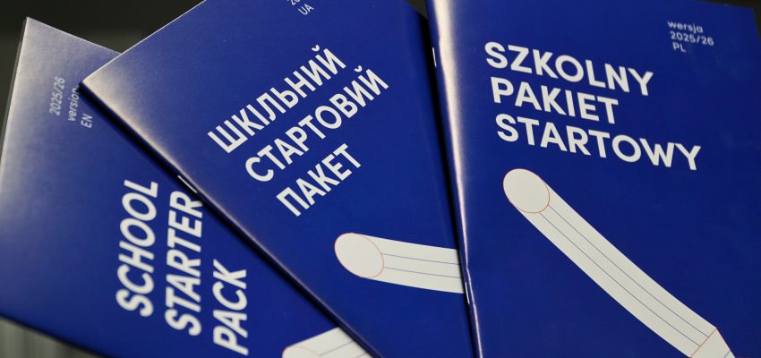 Zdjęcie przedstawia trzy egzemplarze jednej publikacji w trzech językach, które ułożone są w wachlarz