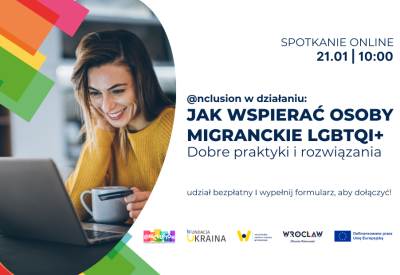 Grafika przedstawia zaproszenie na event pod tytułem "@nclusion w działaniu: Jak wspierać osoby migranckie LGBTQI+", spotkanie online 21.01. - 10.00, spotkanie online. Po prawej stronie znajduje się uśmiechnięta kobieta przed laptopem, przed sobą trzyma kubek.
