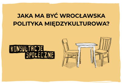 Grafika ilustracyjna. Stół i dwa krzesła po obu stronach. Nad grafiką duży napis "jaka ma być Wrocławska polityka międzykulturowa?". Po boku logo Konsultacje społeczne.