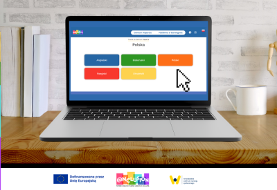 Ekran laptopa z otwartą stroną internetową na biurki. Wokół elementy dekoracyjne. Na dole belka z logiem UE, Inclusion i WCRS.