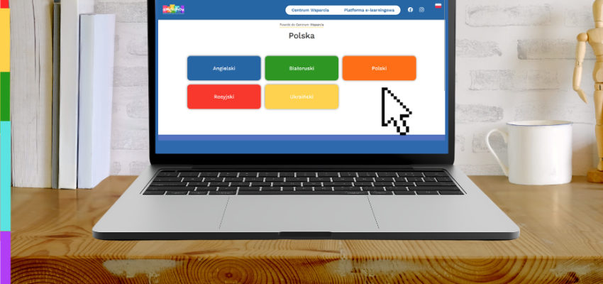 Ekran laptopa z otwartą stroną internetową na biurki. Wokół elementy dekoracyjne. Na dole belka z logiem UE, Inclusion i WCRS.